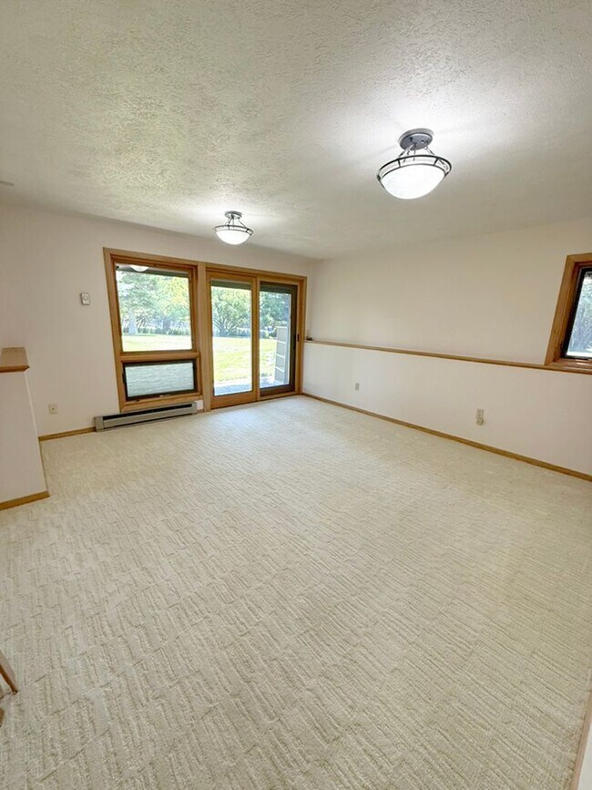 Building Photo - Private and Quiet Six Bedroom Home on 1 Acre, Southside Bozeman