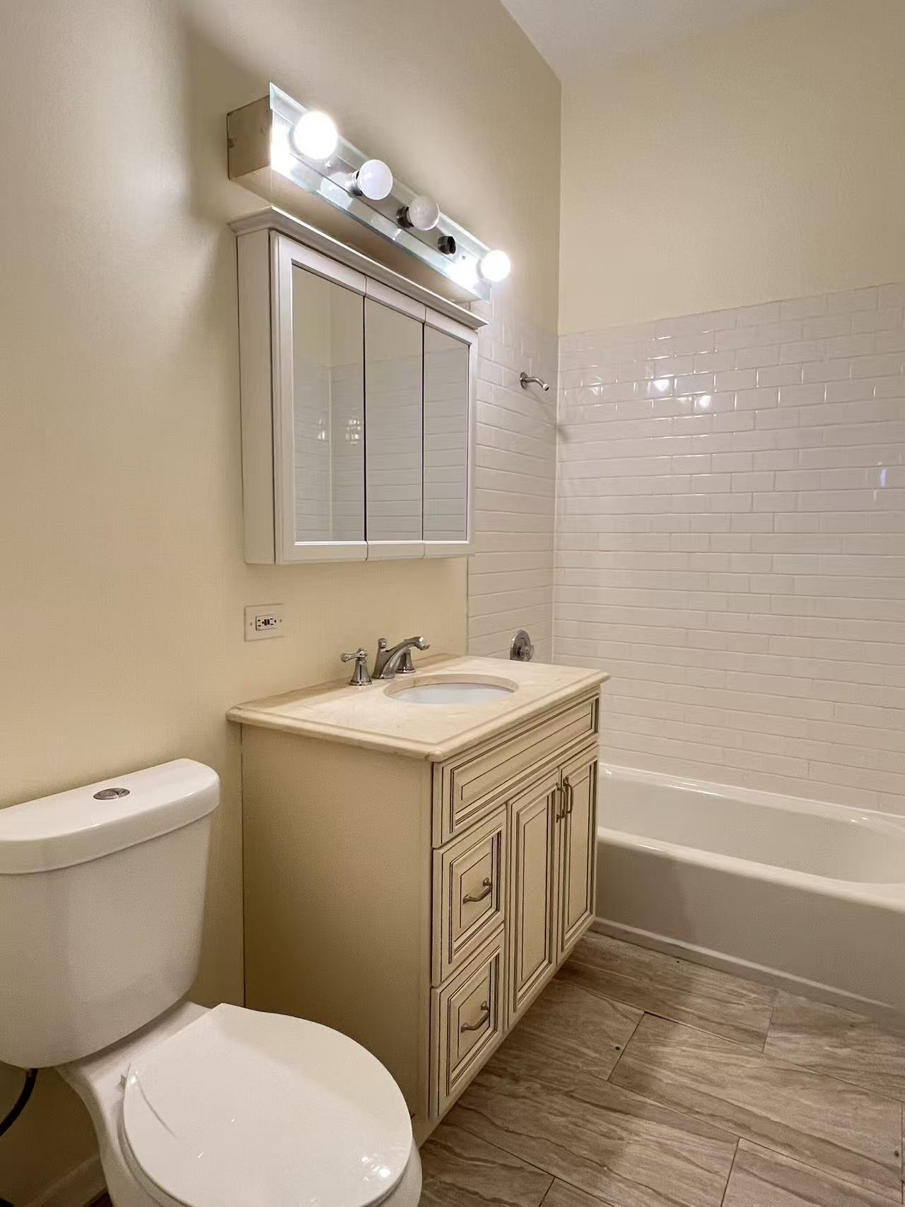 Building Photo - 2358 N Clybourn Ave