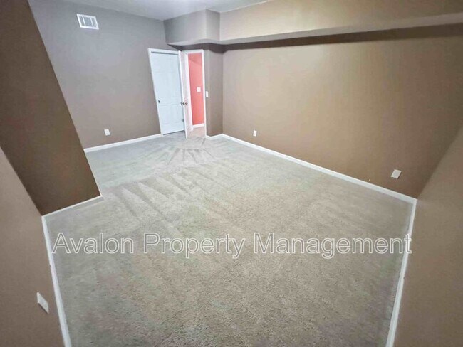 Building Photo - 2435 Manor View