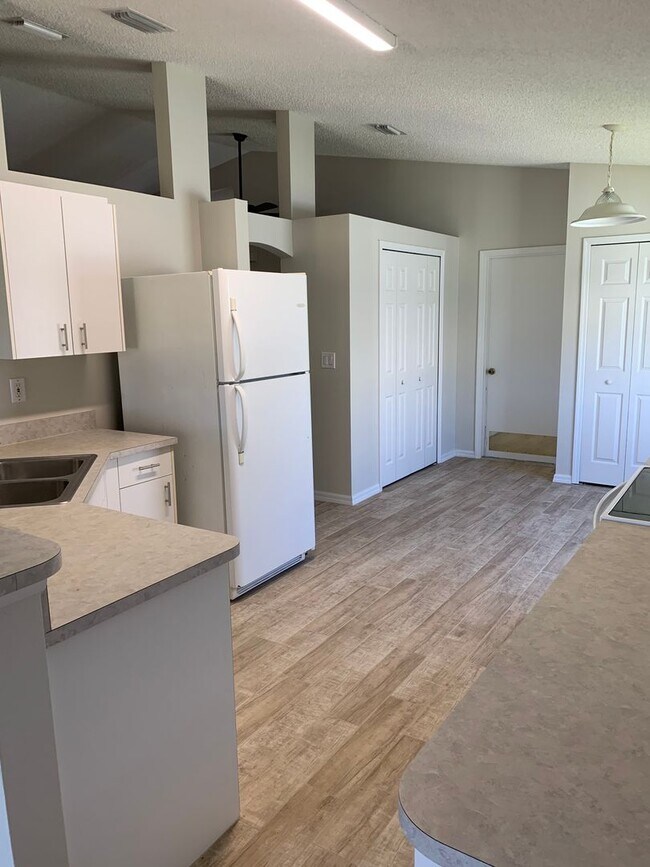 Building Photo - Beautiful 3 Bedroom, 2 Bathroom Home with Lake in Melbourne, FL!