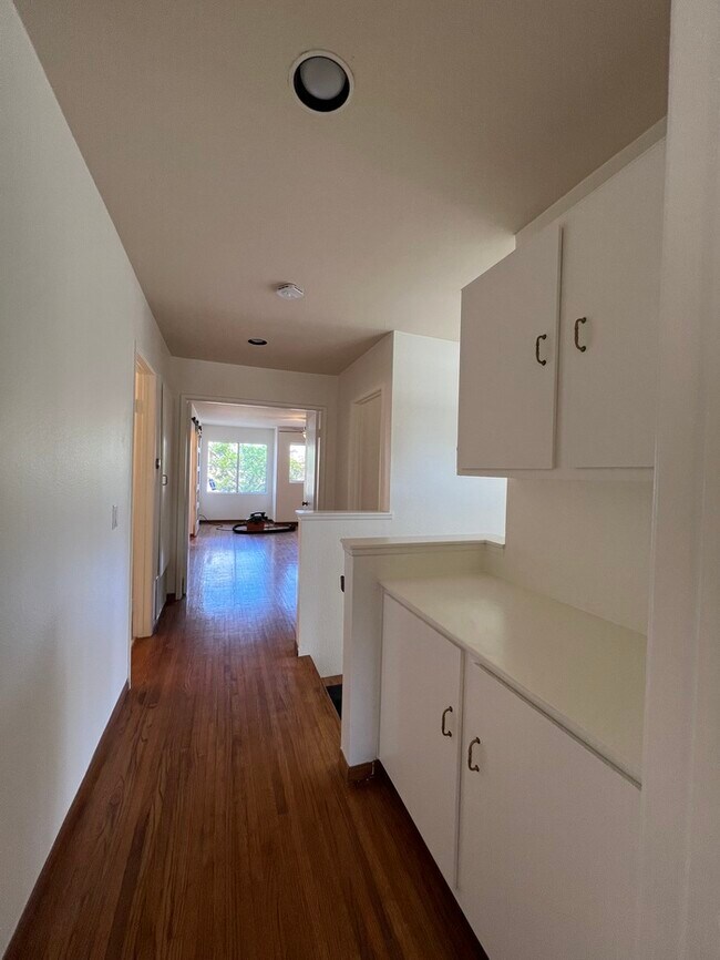 Building Photo - Townhome in the heart of Norwalk!