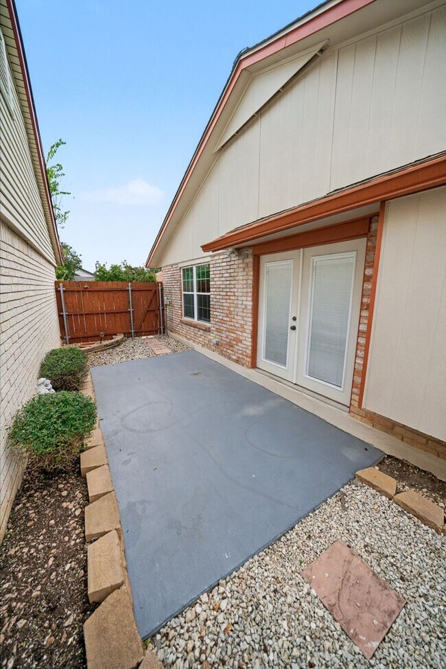 Building Photo - Charming 3-bed, 2-bath home in Universal C...