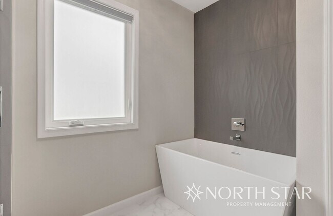 Building Photo - $1000 Off First Months Rent in Lake Oswego
