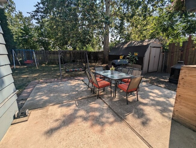 Building Photo - Fabulous 4 Bedroom 2 Bath House with Big F...