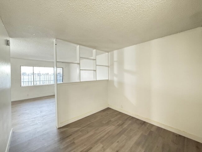 Building Photo - Convenient Studio Across from UNLV!