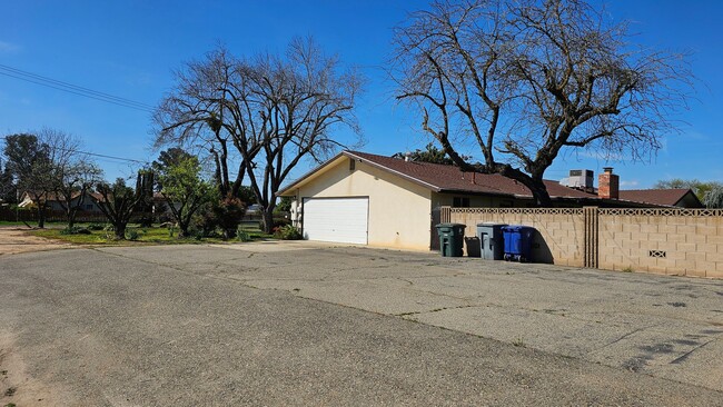 Building Photo - 827 N Armstrong Ave