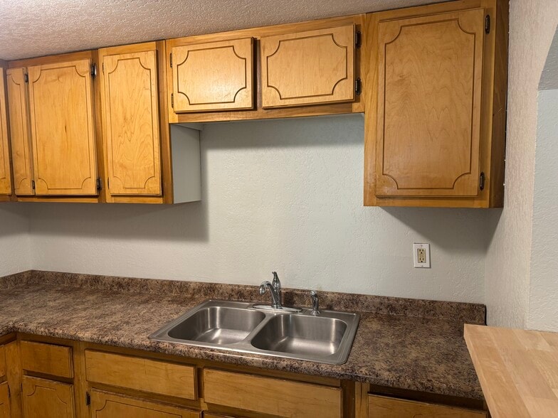 Kitchen - 505 Davis Ave