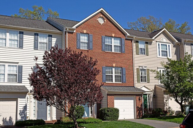 Building Photo - Spring Creek Living! Pet-Friendly Townhome