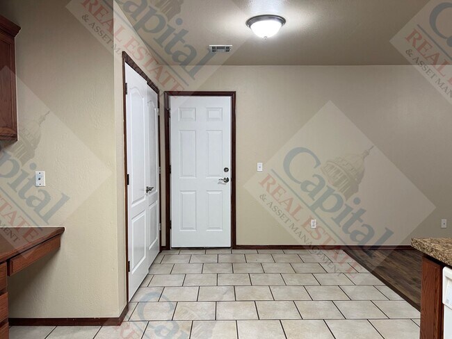 Building Photo - Spacious Duplex in Harrah