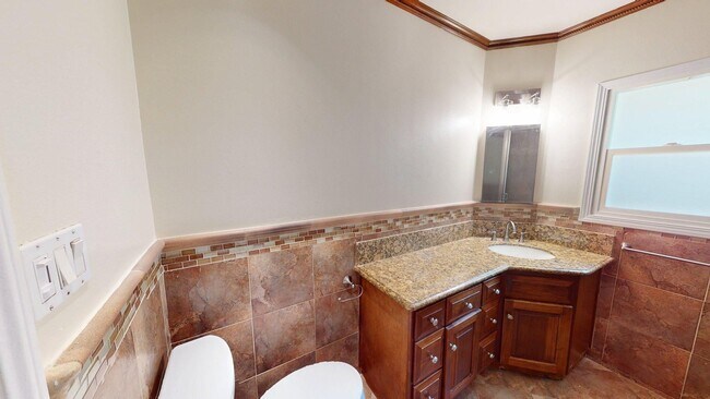 Building Photo - Newly Remodeled Spacious 4-Bed Home Availa...