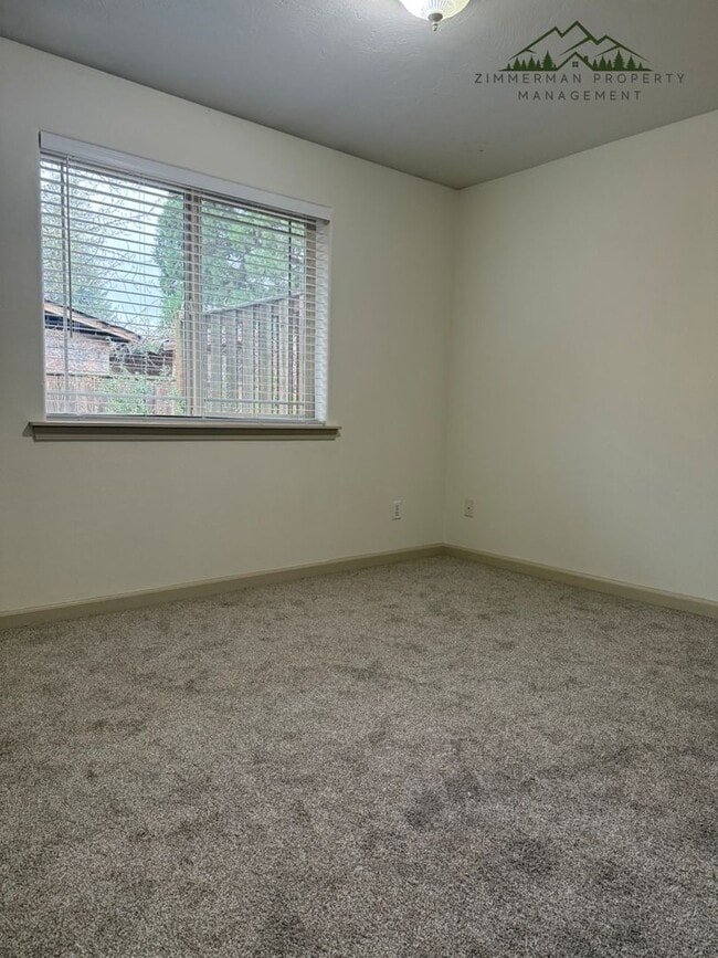 Building Photo - Updated 2 Bedroom, 2 bath Duplex in Springfield