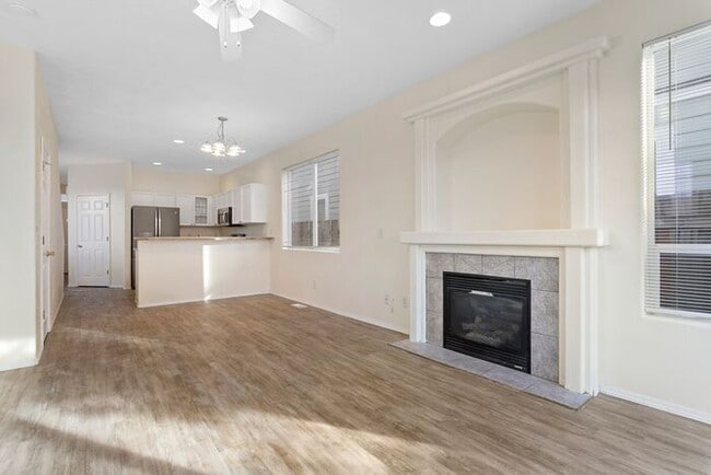 Building Photo - Large 3 bedroom 2.5 Bath Home! Tour Today!