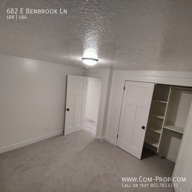 Building Photo - 682 E Benbrook Ln