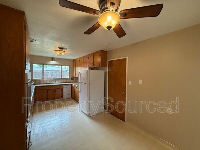 Building Photo - 1537 Maplewood Dr