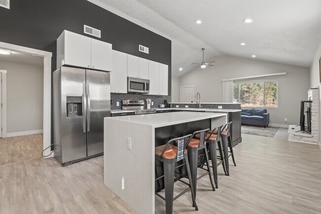 Building Photo - 1001 N Shamrock St