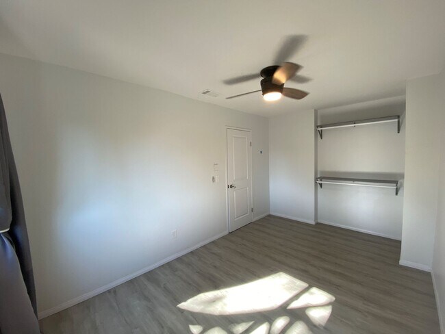 Building Photo - Completely Upgraded Townhome in Cute Neigh...