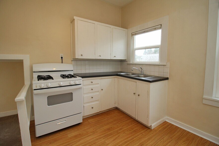 Building Photo - 7630 SE Woodstock Blvd