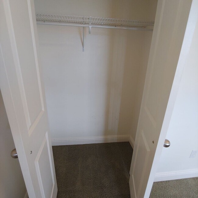 Building Photo - Nice main floor 3 BR 2 BTH Condo in awesome PG location