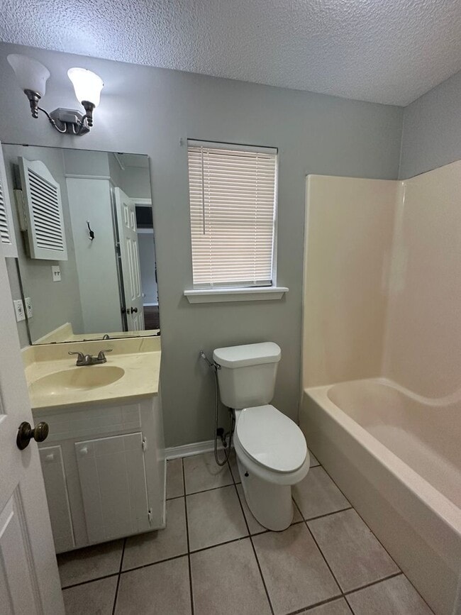 Building Photo - 3 Bed; 2.5 Bath Bossier Home
