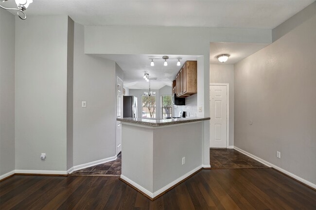 Building Photo - 1930 Greenbriar Colony Dr