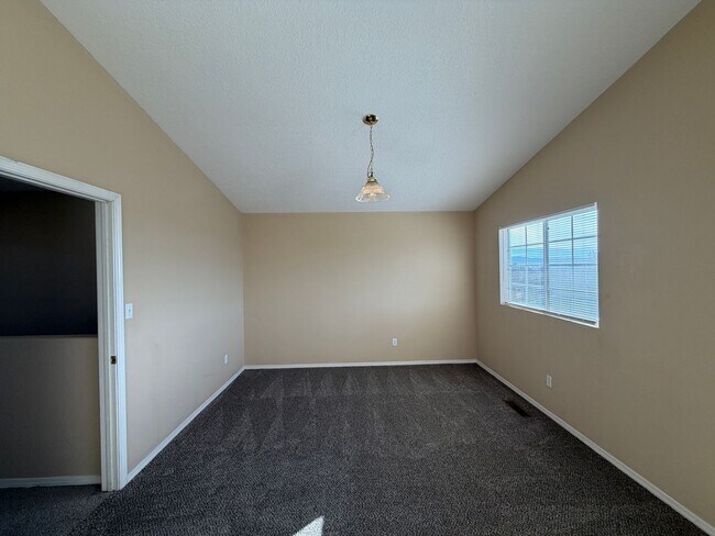 Building Photo - 4 Bedroom Home Available Near Unser Blvd NW & McMahon Blvd!