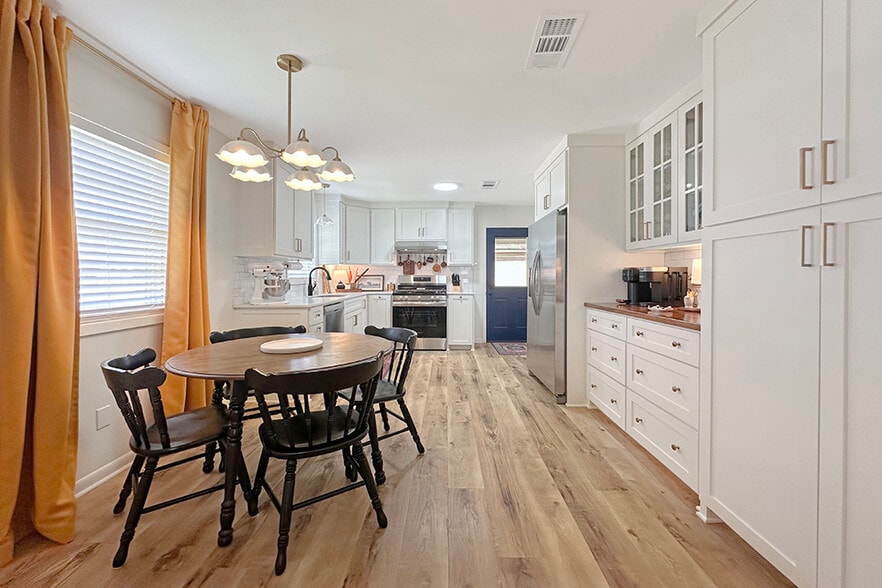 Kitchen - 204 Dianne St
