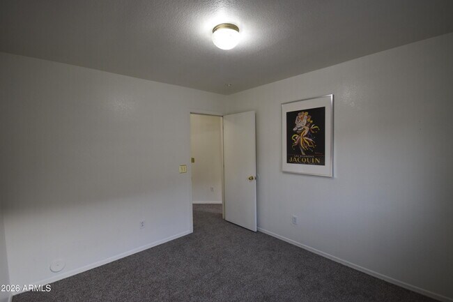 Building Photo - 2404 W Roeser Rd