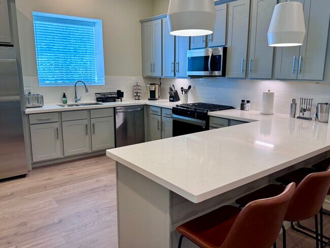 Building Photo - 131 Eastwood St