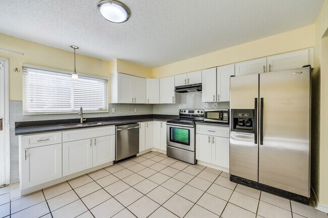 Building Photo - 2391 Crescent Park Dr