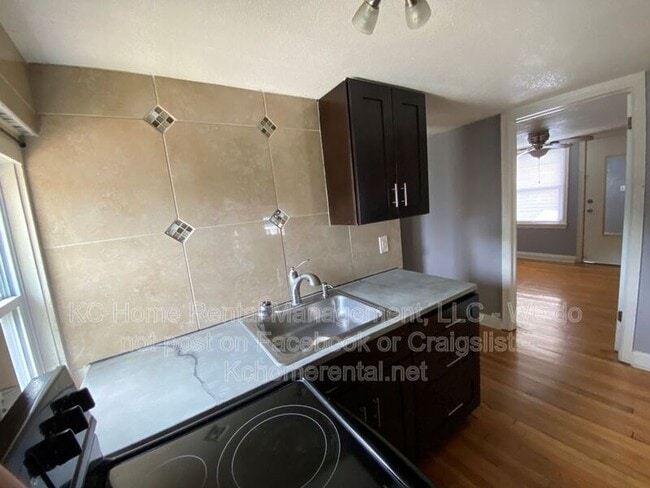 Building Photo - 406 W 77th St