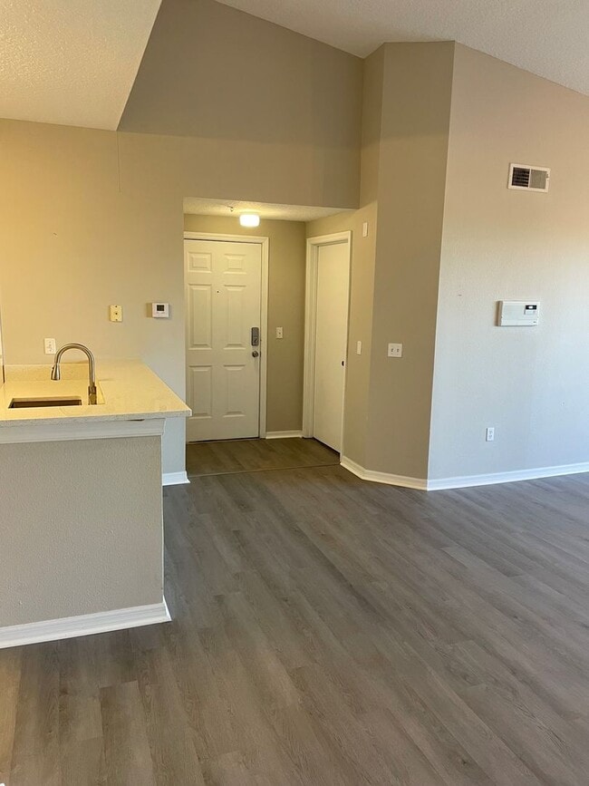 Building Photo - Awesome apartment in the heart of Metrowest!