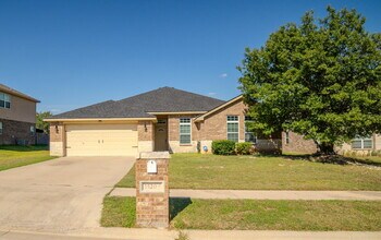 Building Photo - Beautiful 4-Bedroom Home with Spacious Bac...