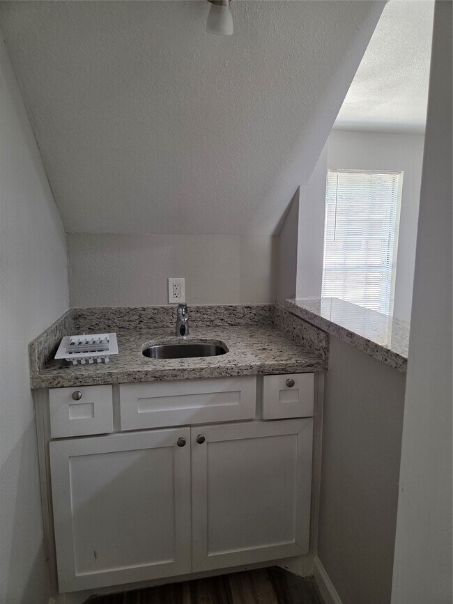 Building Photo - 592 River Plantation Dr