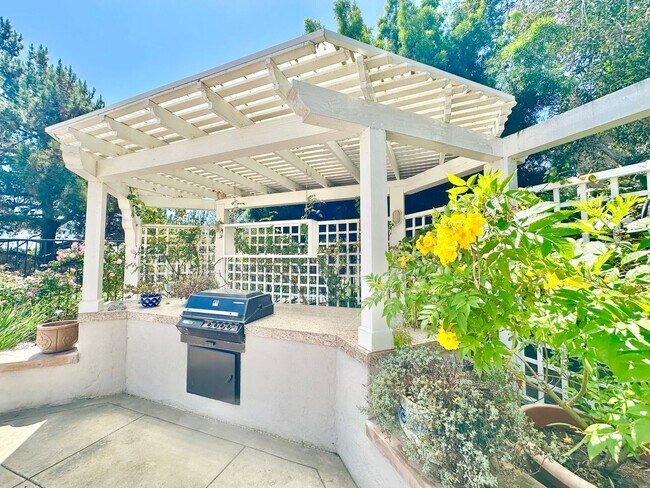 Building Photo - Beautiful Single-Level Custom Home with Serene Backyard Space in the Lovely Peppertree Park Commu...
