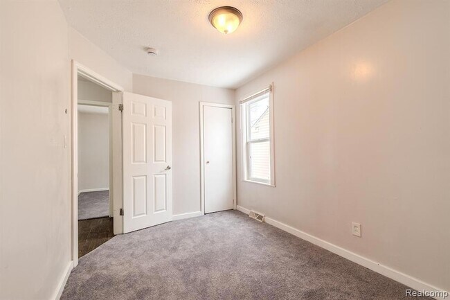 Building Photo - 11084 Cadillac Ave