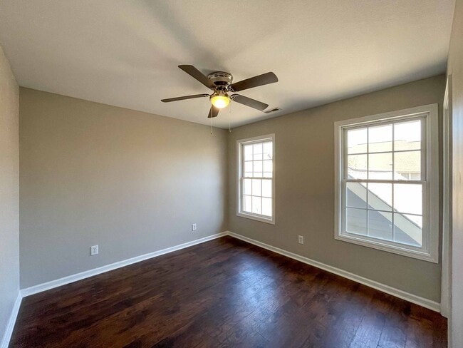 Building Photo - Spacious Two-Bedroom Townhouse in West Ash...