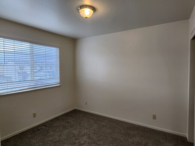 Building Photo - 404 Valley Cir