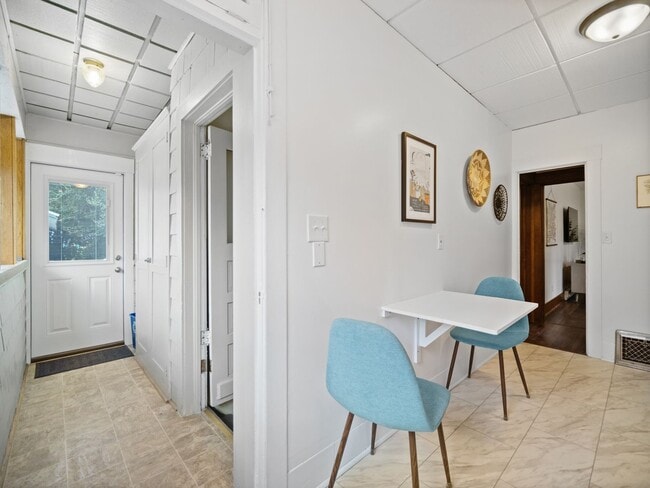 Building Photo - Charming Furnished 2BR Bungalow in Rockwood