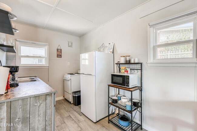 Building Photo - 2729 Pershing Dr