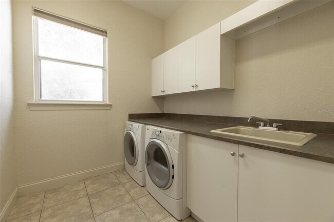 Building Photo - 10430 Birch Tree Ln