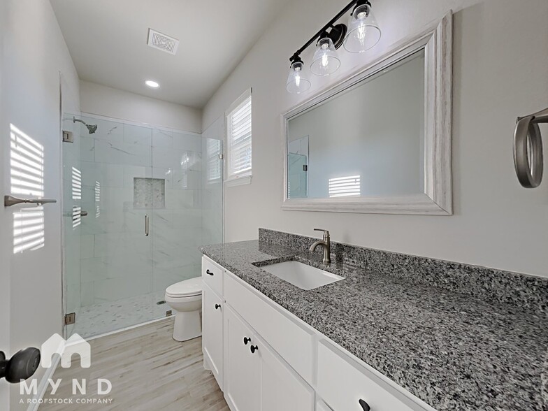 Building Photo - 5612 San Jacinto Dr