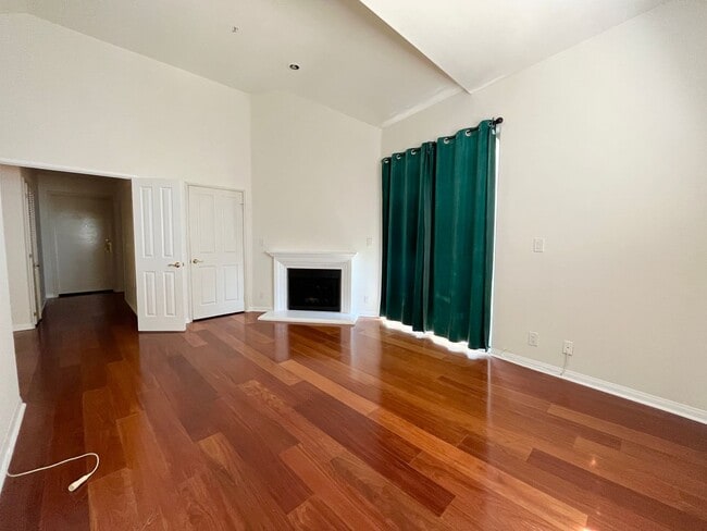 Building Photo - High vaulted ceilings open floor plan cond...