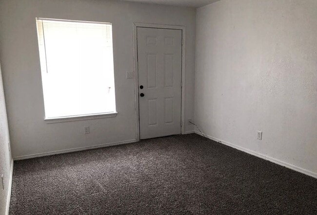 Building Photo - Spacious 4-bedroom, 1-bath home