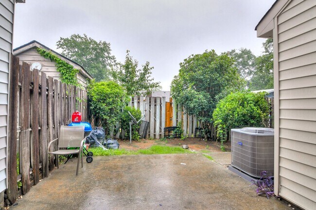 Building Photo - 2 Bed Townhouse!