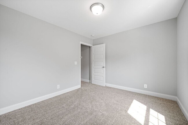 Building Photo - Beautiful Home Close to Fort Campell Ready for You to Make New Memories In