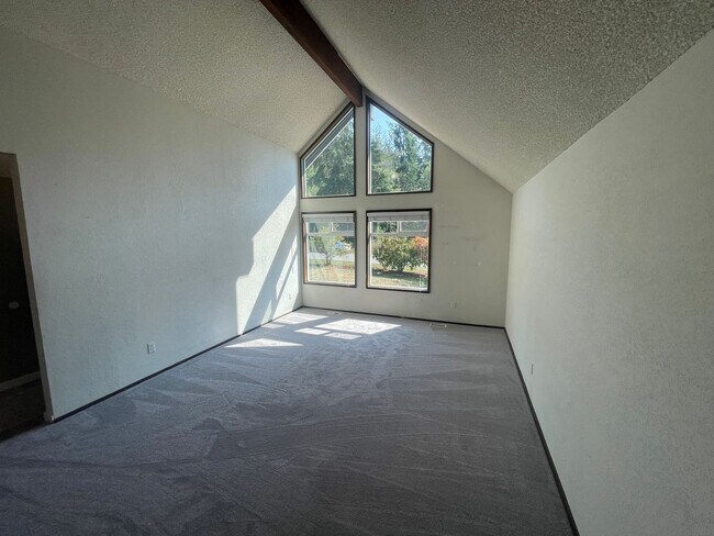 Building Photo - 3 Bedroom, Pet Friendly Home with Large Fe...
