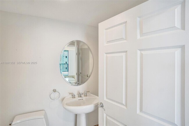 Building Photo - 100 S Birch Rd