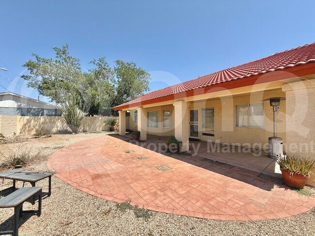 Building Photo - 822 W Earll Dr