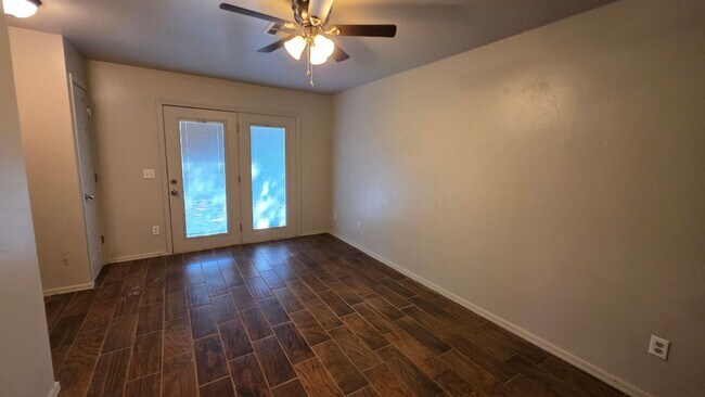 Building Photo - Housing Vouchers Accepted