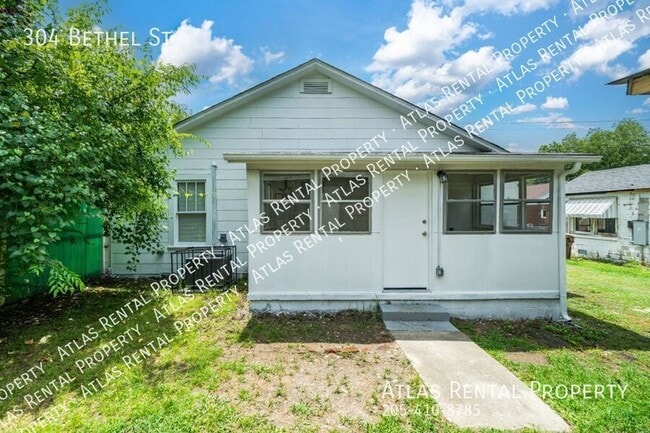 Building Photo - 304 Bethel St NE